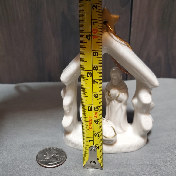 PORCELAIN NATIVITY CHRISTMAS ORNAMENT IN WHITE AND GOLD COLORS - 2003 - Picture 4 of 5